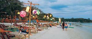 Zwei Gesichter bietet Ko Samet. Am Strand Had Sai Kaew gibt’s Party, weiter im Süden himmlische Ruhe. 