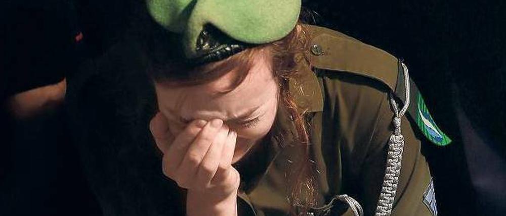 Eine israelische Soldatin betrauert den Tod eines Kameraden.