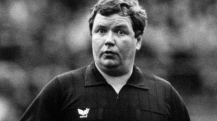 Der frühere Bundesliga-Schiedsrichter Wolf-Dieter Ahlenfelder bei einem Bundesligaspiel 1987.