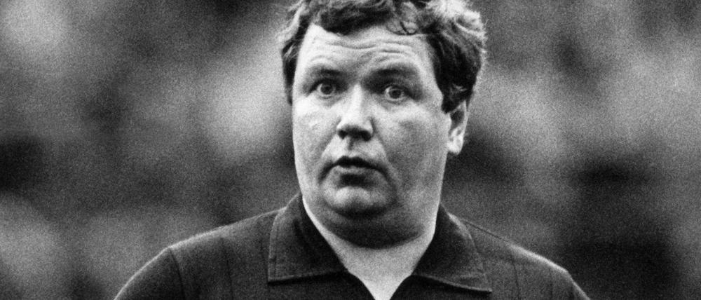 Der frühere Bundesliga-Schiedsrichter Wolf-Dieter Ahlenfelder bei einem Bundesligaspiel 1987.
