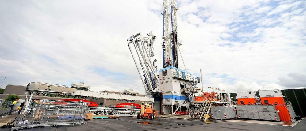 Energie aus der Tiefe. Bei der Forschungsbohrung "Genesys" wurde in Hannover knapp 4 Kilometer tief gebohrt. Ziel ist es, die Wärme zum Heizen für das Geozentrum zu nutzen. In dieser Tiefe herrschen so hohe Temperaturen, dass auch die Stromerzeugung denkbar ist. Doch gerade in Norddeutschland kommen solche Projekte kaum voran. 