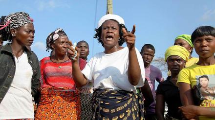 Diese Frauen in Liberia haben Angst. Mit ihrer Demonstration in Monrovia wollen sie verhindern, dass Ebola-Tote in ihrem Dorf begraben werden. Inzwischen hat Liberia angeordnet, die Opfer des Virus zu verbrennen. 