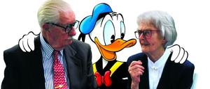 Donalds Botschafter: Carls Barks und Erika Fuchs mit der Figur, die beider Leben prägte.