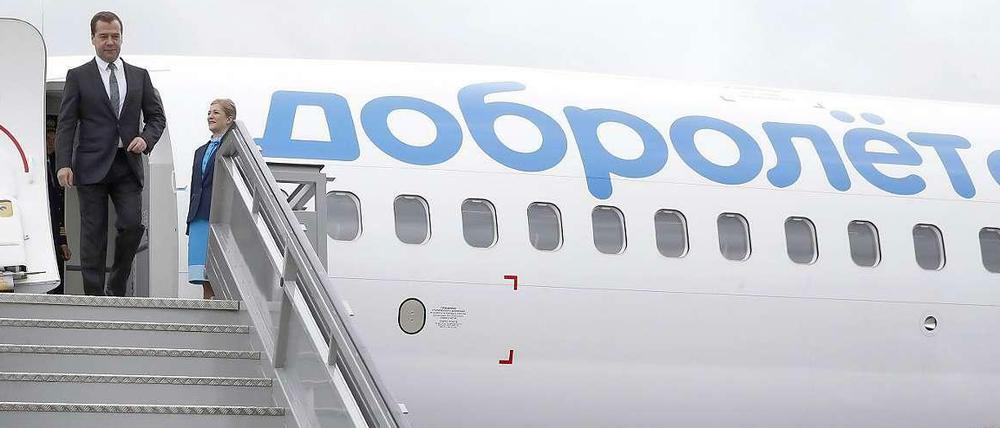 Bild aus besseren Tagen. Regierungschef Medwedew inspiziert eine Dobroljot-Maschine. Die Airline stellte inzwischen ihren Betrieb ein.