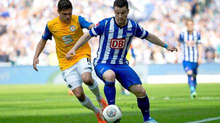 Alexander Baumjohann dribbelt mit dem Ball am Fuß.