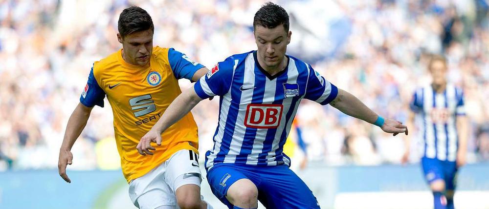 Alexander Baumjohann dribbelt mit dem Ball am Fuß.