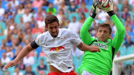 Leipzigs Rani Khedira (links) im Duell mit Aalens Torwart Jasmin Fejzic. 