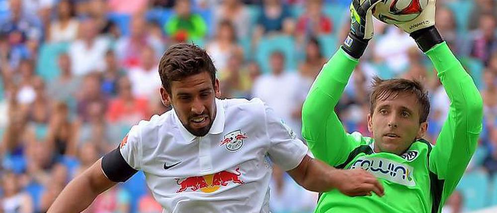 Leipzigs Rani Khedira (links) im Duell mit Aalens Torwart Jasmin Fejzic.
