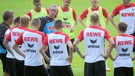 FC-Trainer Peter Stöger (mit Brille) möchte sich nach der Zweitligameisterschaft nun mit dem Klassenerhalt weiter in Deutschland etablieren. Der früherer Herthaner Sascha Bigalke (hinten, zweiter v. rechts) soll in der Sommerpause noch abgegeben werden.