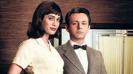 Der Mensch und sein Orgasmus. Virginia Johnson (Lizzy Caplan) und Dr. William Masters (Michael Sheen) holen sich Probanden ins Labor. Foto: ZDFneo