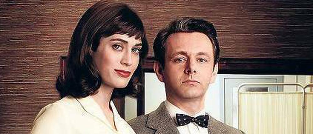 Der Mensch und sein Orgasmus. Virginia Johnson (Lizzy Caplan) und Dr. William Masters (Michael Sheen) holen sich Probanden ins Labor. Foto: ZDFneo