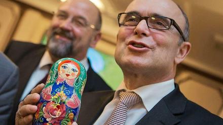 Im Gespräch bleiben: der Schweriner Ministerpräsident Erwin Sellering (SPD, rechts) im Oktober 2012 in St. Petersburg