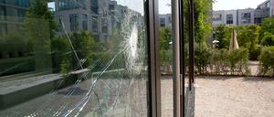 28 Scheiben wurden in der Nacht zu Donnerstag am Wohnprojekt "Marthashof" in der Schwedter Straße demoliert.