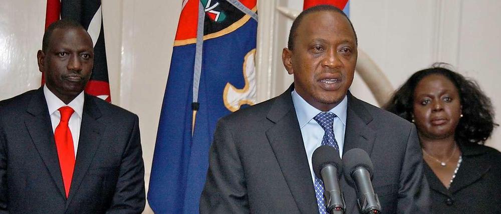 Kenias Präsident Uhuru Kenyatta (vorn) und sein Vize William Ruto standen 2007 nach der umstrittenen Präsidentenwahl, nach der mehr als 1000 Menschen getötet und Hunderttausende vertrieben wurden noch auf gegnerischen Seiten. Dass sie beide vor dem IStGH angeklagt wurden, hat sie bei er Wahl 2013 an die Macht gebracht.