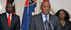 Kenias Präsident Uhuru Kenyatta (vorn) und sein Vize William Ruto standen 2007 nach der umstrittenen Präsidentenwahl, nach der mehr als 1000 Menschen getötet und Hunderttausende vertrieben wurden noch auf gegnerischen Seiten. Dass sie beide vor dem IStGH angeklagt wurden, hat sie bei er Wahl 2013 an die Macht gebracht. 