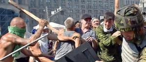 Demonstranten gegen Sicherheitskräfte auf dem Maidan in Kiew.