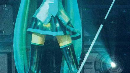 Hat die Massen im Griff. Der Bühnenauftritt von Hatsune Miku ist perfekt, kein falscher Ton kommt ihr über die Lippen. 