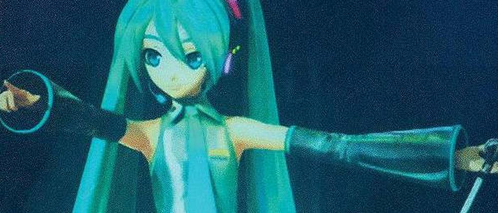 Hat die Massen im Griff. Der Bühnenauftritt von Hatsune Miku ist perfekt, kein falscher Ton kommt ihr über die Lippen. 