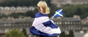 Ein Mädchen umhüllt von der schottischen Flagge. Am 18. September stimmen die Schotten über ihre Unabhängigkeit von Großbritannien ab.