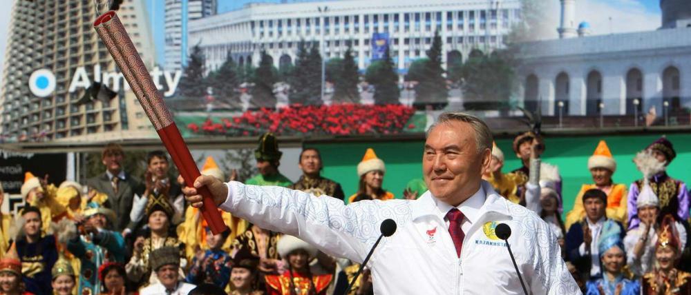 Der Wolf und seine Herde. Das Lächeln täuscht: Kasachstans Präsident Nursultan Nasarbajew regiert sein Land mit eiserner Hand. Seinen politischen Widersacher Zamanbek Nurkadilow soll er sogar ermorden lassen haben.