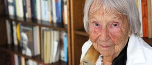 Die Schriftstellerin Elfriede Brüning ist am Dienstag im Alter von 103 Jahren in Berlin gestorben. Das Foto wurde 2010 in ihrer Wohnung aufgenommen.