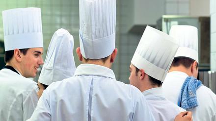 Unter der Haube. Die Arbeitszeiten und der oft raue Ton in der Küche schrecken viele ab.