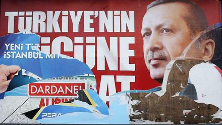 Er ist der Favorit bei der Präsidentschaftswahl am Sonntag. Ein zerrissenes Wahlplakat von Recep Tayyip Erdogan.