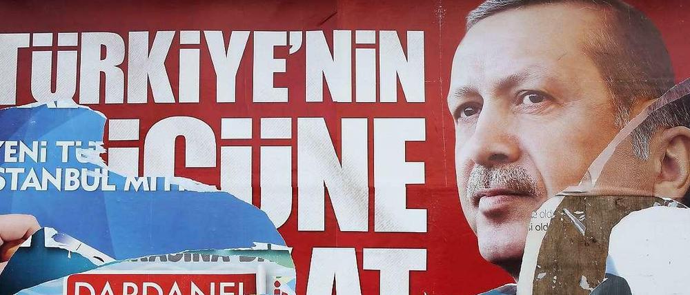 Er ist der Favorit bei der Präsidentschaftswahl am Sonntag. Ein zerrissenes Wahlplakat von Recep Tayyip Erdogan.