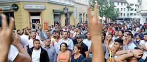 Jesiden protestieren am 6. August in Herford (Nordrhein-Westfalen) nach einem Messerangriff von IS-Sympathisanten. Auseinandersetzungen zwischen Angehörigen der Glaubensgemeinschaft der Jesiden und Sympathisanten der Terrorgruppe Islamischer Staat haben am Mittwoch in Herford für einen Großeinsatz der Polizei gesorgt. 