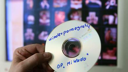 Das Bild zeigt eine DVD aus einer früheren Polizeiaktion gegen Kinderpornographie.
