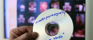 Das Bild zeigt eine DVD aus einer früheren Polizeiaktion gegen Kinderpornographie.