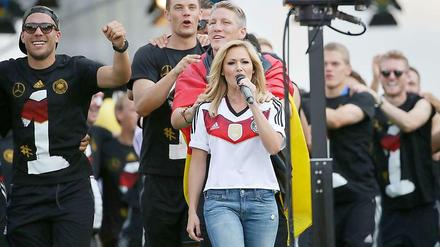 Logo. Helene Fischer trug bei der WM-Siegesfeier am Brandenburger Tor auch das DFB-Leibchen mit Adler-Emblem. 