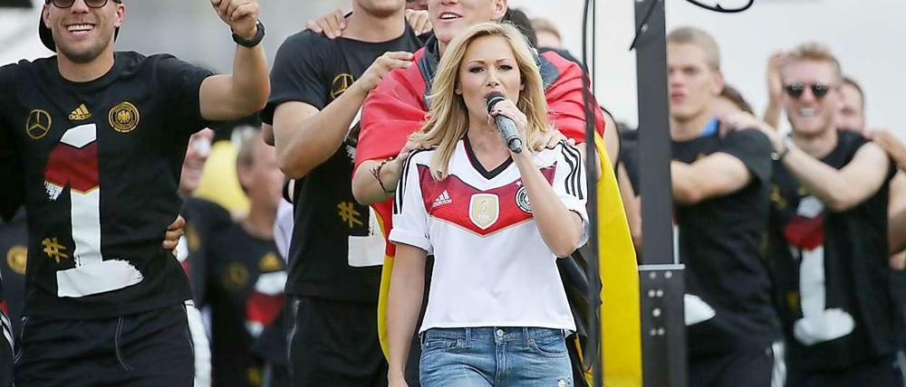Logo. Helene Fischer trug bei der WM-Siegesfeier am Brandenburger Tor auch das DFB-Leibchen mit Adler-Emblem.