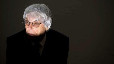 Ecclestone war vor Gericht gestellt worden, weil er im Jahr 2006 dem früheren BayernLB-Finanzvorstand Gerhard Gribkowsky 44 Millionen US-Dollar gezahlt hatte. Die Zahlungen sind unstrittig. Das Geld floss im Zusammenhang mit dem Verkauf der von der BayernLB gehaltenen Formel-1-Anteile an den Finanzinvestor CVC. Strittig ist aber bis jetzt, warum das Geld floss. Wollte Ecclestone den bei der Bank für die Formel 1 verantwortlichen Gribkowsky bestechen, damit dieser den Verkauf in Ecclestones Sinn abwickelt? Oder wurde Ecclestone von Gribkowsky erpresst, so wie es dieser behauptet?