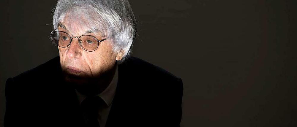 Ecclestone war vor Gericht gestellt worden, weil er im Jahr 2006 dem früheren BayernLB-Finanzvorstand Gerhard Gribkowsky 44 Millionen US-Dollar gezahlt hatte. Die Zahlungen sind unstrittig. Das Geld floss im Zusammenhang mit dem Verkauf der von der BayernLB gehaltenen Formel-1-Anteile an den Finanzinvestor CVC. Strittig ist aber bis jetzt, warum das Geld floss. Wollte Ecclestone den bei der Bank für die Formel 1 verantwortlichen Gribkowsky bestechen, damit dieser den Verkauf in Ecclestones Sinn abwickelt? Oder wurde Ecclestone von Gribkowsky erpresst, so wie es dieser behauptet?