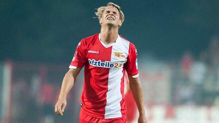 Sören Brandy vom 1. FC Union Berlin ärgert sich über eine verpasste Tormöglichkeit.