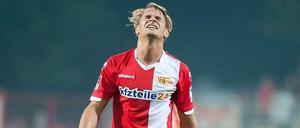 Sören Brandy vom 1. FC Union Berlin ärgert sich über eine verpasste Tormöglichkeit.
