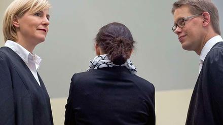 Beate Zschäpe (Mitte) mit ihren Verteidigern.