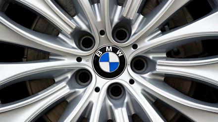 Weil der Münchner Konzern so viele Fahrzeuge seiner drei Marken BMW, Mini und Rolls-Royce auslieferte wie nie zuvor, schnellte in der Kernsparte Automobile der Gewinn vor Zinsen und Steuern um 23 Prozent auf 2,2 Milliarden Euro nach oben.