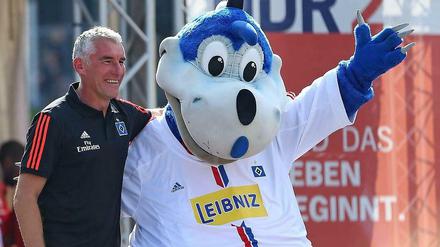 Nicht leise, aber grau: HSV-Trainer Mirko Slomka mit dem HSV-Maskottchen Dino.