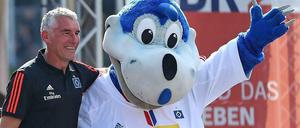 Nicht leise, aber grau: HSV-Trainer Mirko Slomka mit dem HSV-Maskottchen Dino.