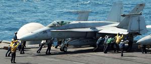 Das Bild der US-Navy zeigt eine F/A-18C Hornet, die auf einem Flugzeugträger für einen Luftangriff auf IS-Terroristen im Irak vorbereitet wird.