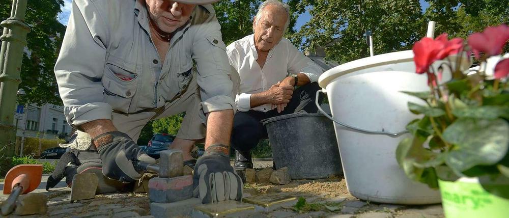 Stolpersteinlegung: Der Künstler Gunter Demnig mit dem Enkelsohn der Vandewarts, Peter Evens aus London.