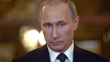 Als Reaktion auf westliche Sanktionen im Ukraine-Konflikt hat Russland für ein Jahr Einfuhrverbote für zahlreiche Waren und Lebensmittel verhängt. Betroffen seien jene Länder, die ihrerseits Strafmaßnahmen gegen Moskau erlassen hätten, teilte Kremlchef Wladimir Putin in einem am Mittwoch in Moskau unterzeichneten Dekret mit. Sanktionen erlassen hatten die EU und die USA, zudem Länder wie Kanada, die Schweiz oder Japan. 