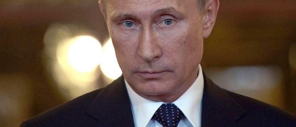 Als Reaktion auf westliche Sanktionen im Ukraine-Konflikt hat Russland für ein Jahr Einfuhrverbote für zahlreiche Waren und Lebensmittel verhängt. Betroffen seien jene Länder, die ihrerseits Strafmaßnahmen gegen Moskau erlassen hätten, teilte Kremlchef Wladimir Putin in einem am Mittwoch in Moskau unterzeichneten Dekret mit. Sanktionen erlassen hatten die EU und die USA, zudem Länder wie Kanada, die Schweiz oder Japan. 