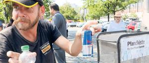 Einfach zugreifen. Am Hardenbergplatz können Passanten ihre Flaschen in speziellen Behältern ablegen, damit Sammler wie dieser 50-Jährige nicht in Papierkörben wühlen müssen. Das Bild entstand im Sommer 2014.