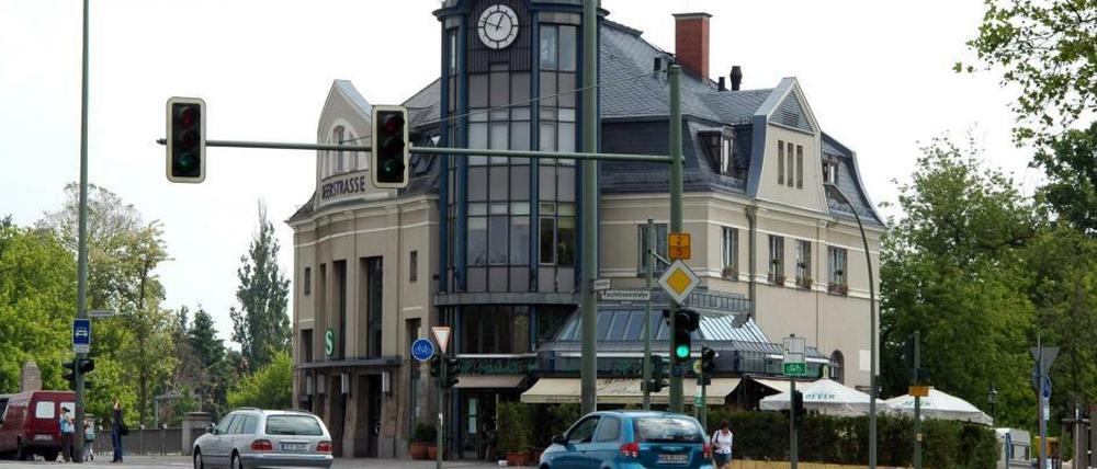 Der schöne S-Bahnhof Heerstraße. Der kleine Platz rechts daneben erhielt nun einen Namen.