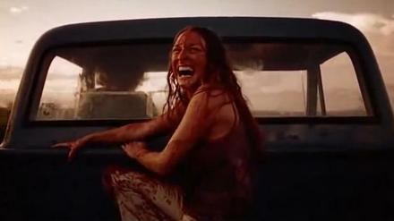 Nochmal davongekommen. Am Ende des 1974 veröffentlichten Films fährt Sally Hardesty dem Kettensägen-schwingenden Irren davon.