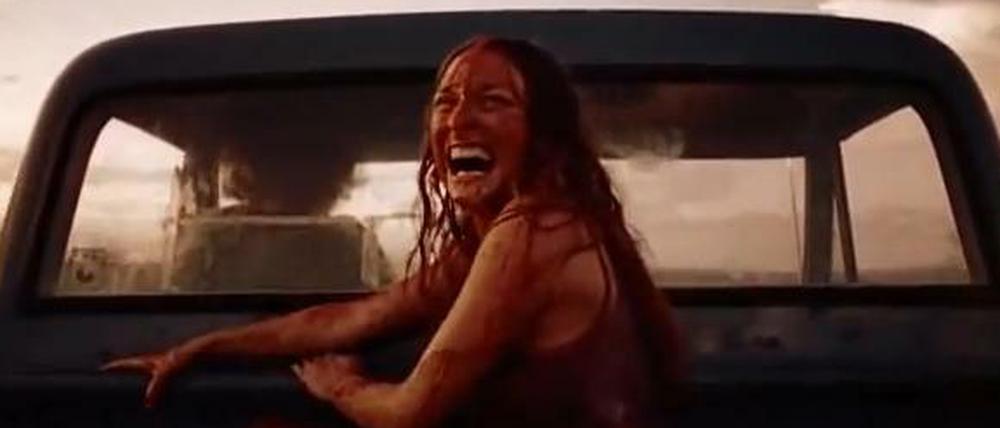 Nochmal davongekommen. Am Ende des 1974 veröffentlichten Films fährt Sally Hardesty dem Kettensägen-schwingenden Irren davon.