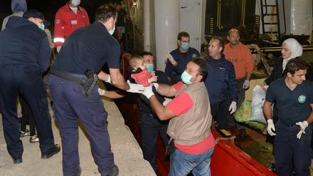 Eine Flüchtlingsfamilie erreicht den Hafen von Kalamata im Süden Griechenlands.
